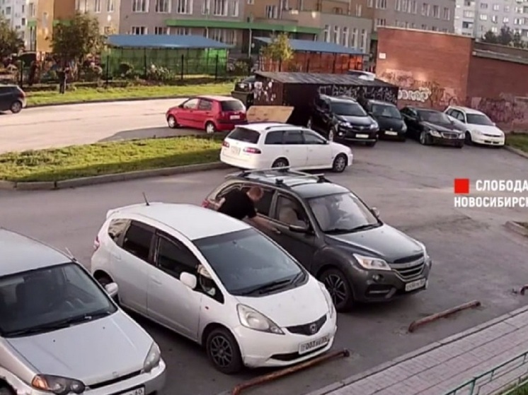 Неизвестный избил машину, которая стояла на парковке в Новосибирске