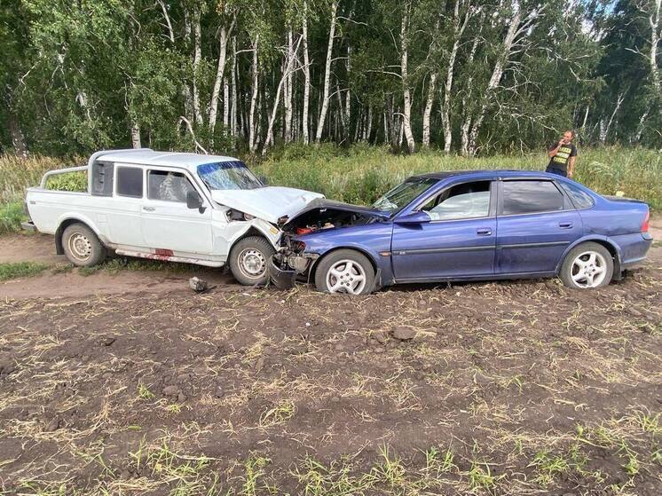 Один человек погиб, трое в больнице: в Омской области столкнулись «Нива» и «Опель»