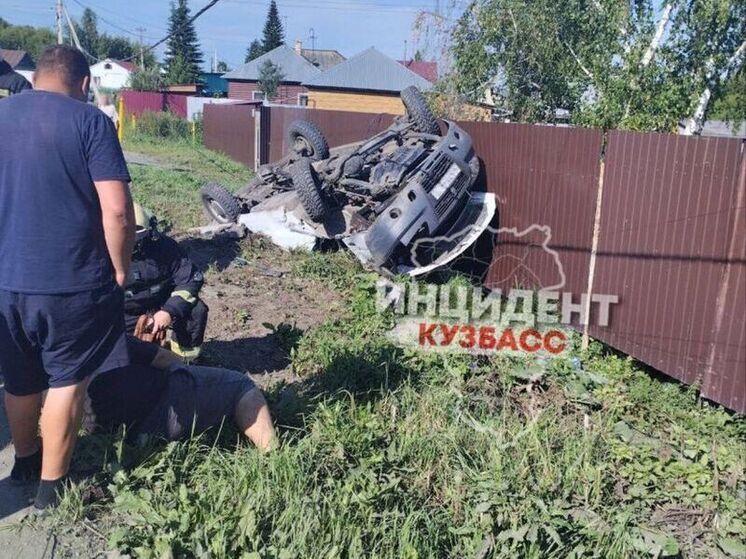 Автомобиль сбил столб и перевернулся в Кемерове