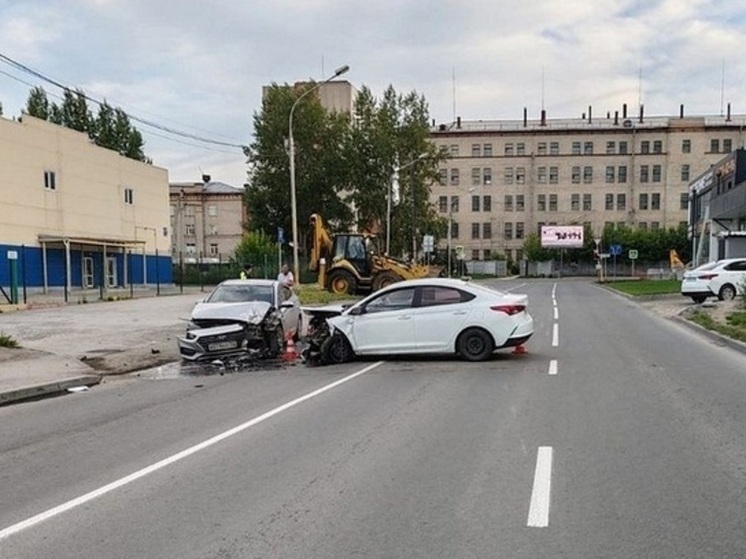 Две Hyundai Solaris столкнулись на Учительской в Новосибирске