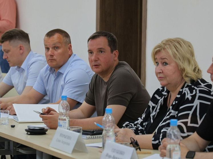 Большинство вопросов, которые обсуждались в ходе встречи губернатора Архангельской области Александра Цыбульского с депутатами и представителями общественности Вельского района, касались развития образовательной сферы и поэтапного продолжения ремонта дорог