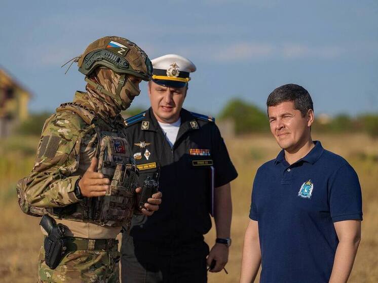 Глава ЯНАО в Крыму поздравил военнослужащих с Днем ВМФ и передал им технику