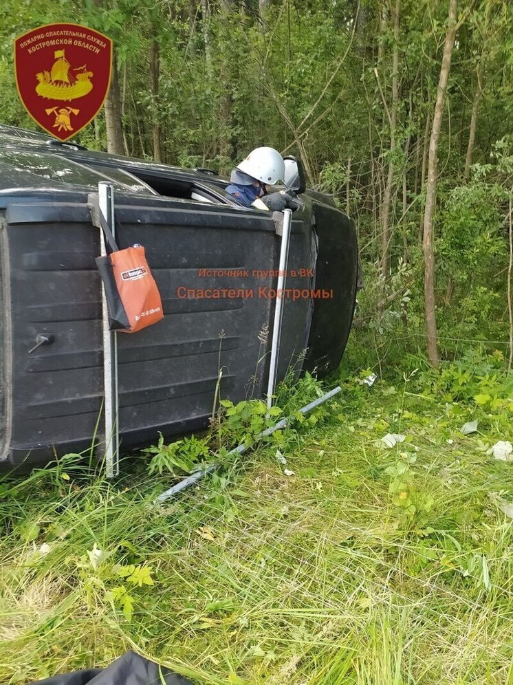 Костромские спасатели достали из перевернувшегося джипа водителя и пассажира