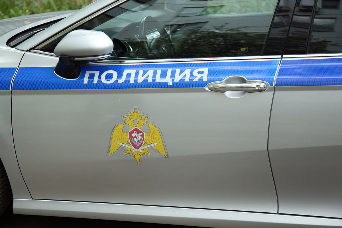 На юге Москвы на козырьке подъезда найден труп мужчины