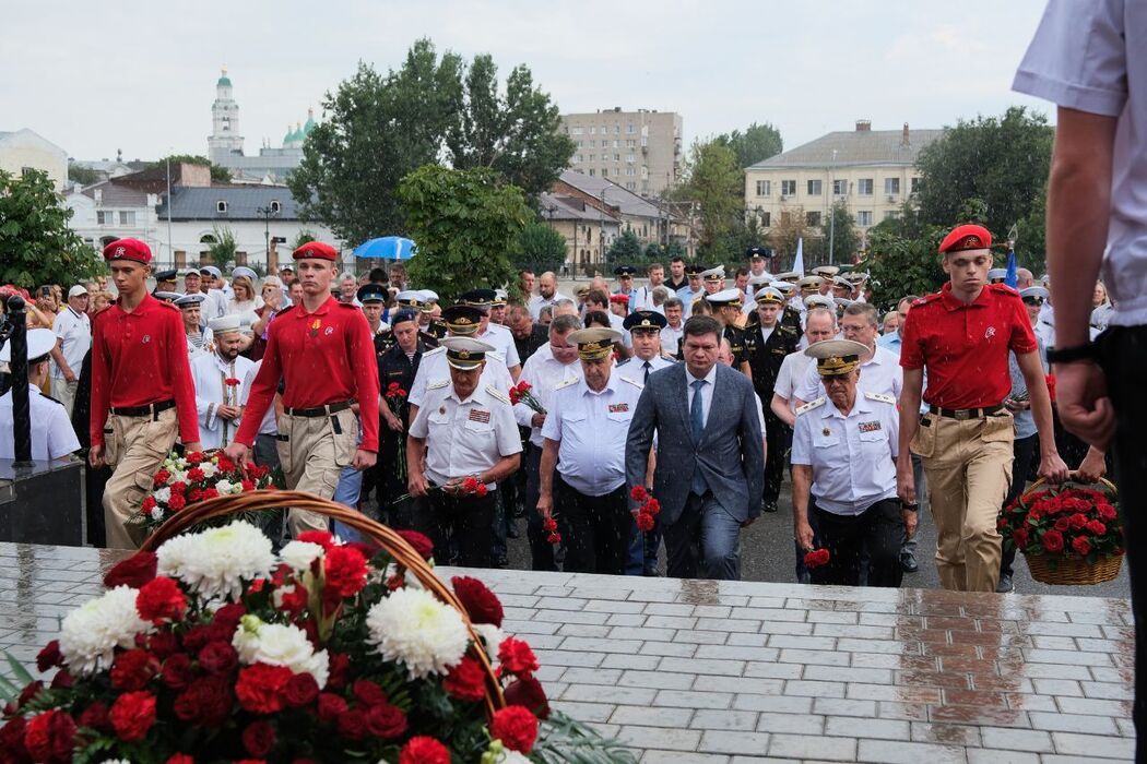 День Военно-Морского Флота в Астрахани: митинг, цветы и эмоции  