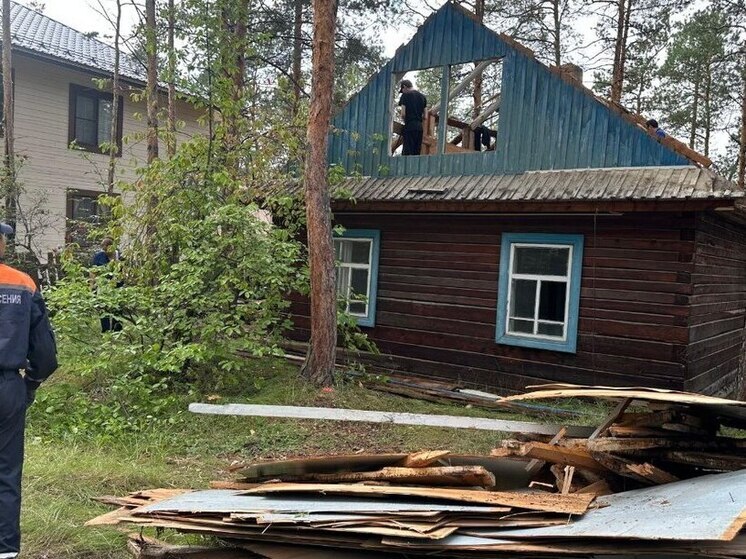 Пострадавшего при разборке крыши мужчину эвакуировали спасатели