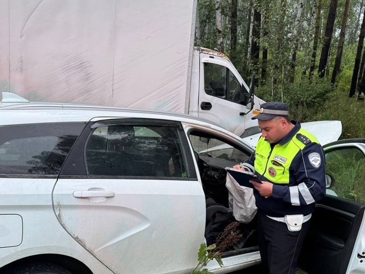 На Тюменском тракте ГАЗ протаранил легковушку: есть пострадавшие