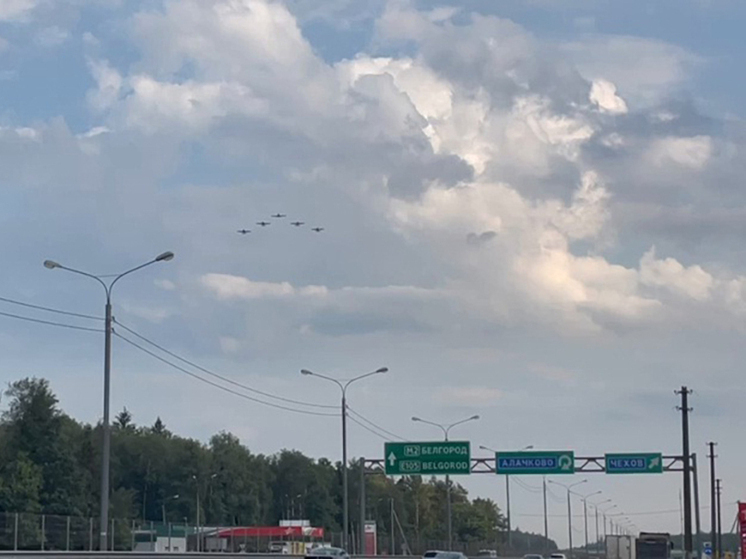 Пилотажная группа «Звезда» из Дракино устроила воздушное шоу для автомобилистов в пробке