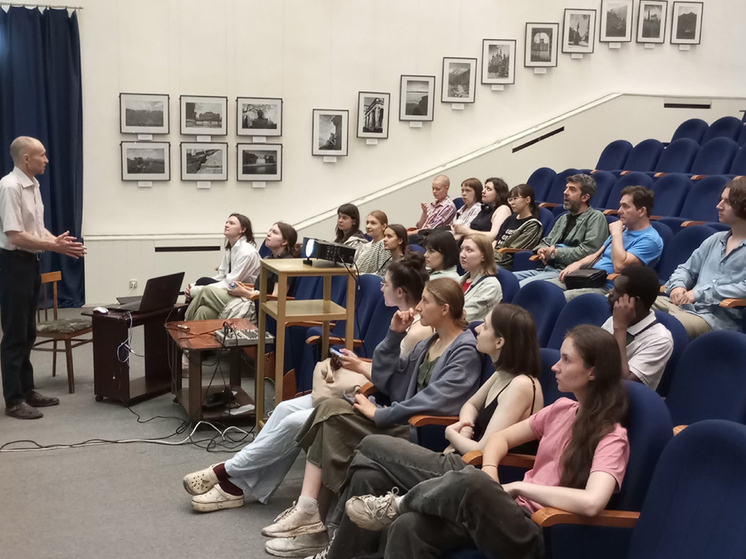 Молодые художники познакомились с творчеством Василия Мешкова в Михайловском