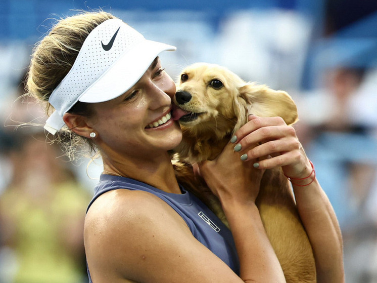 Российская теннисистка Анна Калинская на турнире WTA-500 в столице США Вашингтоне уверенно обыграла Эмму Радукану из Великобритании в двух сетах со счетом 6:4, 6:3 и вышла в финал, где ей предстоит встретиться с Лейлой Фернандес из Канады