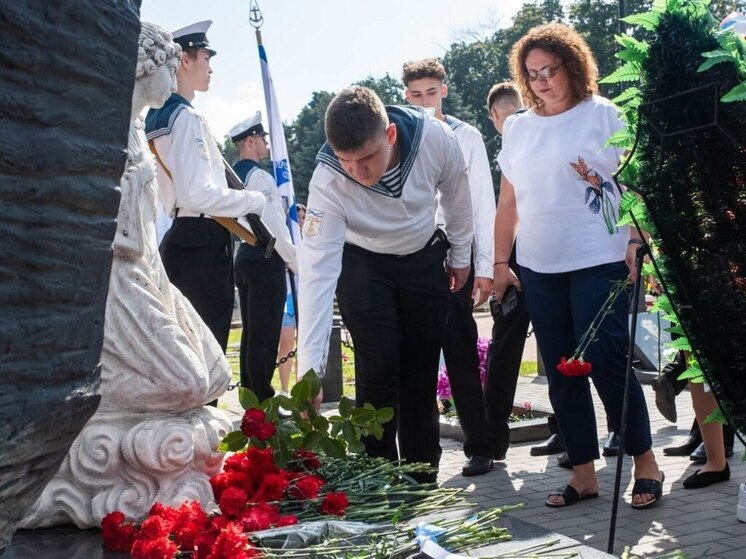 Курск почтил память экипажа легендарной подлодки в День ВМФ