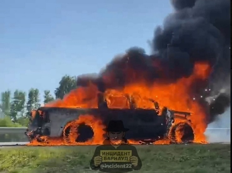 Легковушка вспыхнула на трассе под Новоалтайском