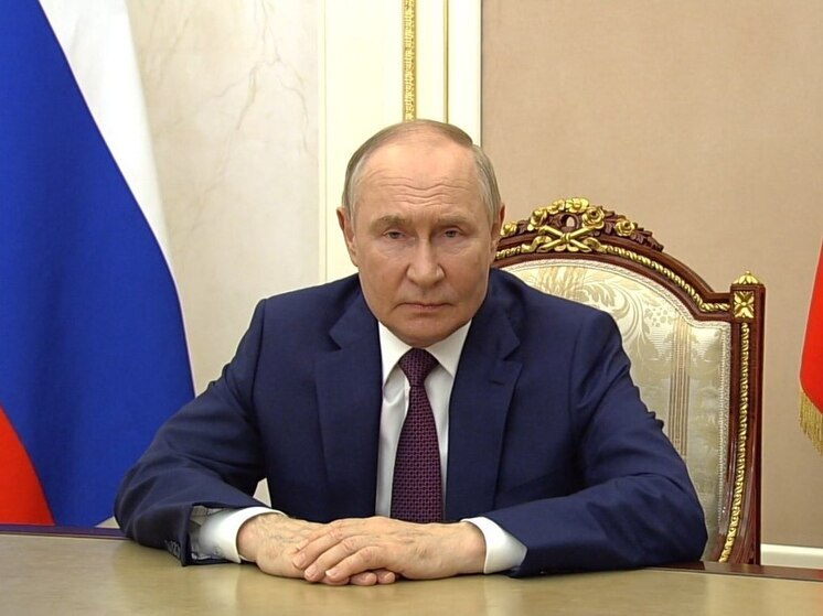 Президент России Владимир Путин прибыл в Северную столицу на День Военно-Морского флота. Он приехал на территорию Главного Адмиралтейства в Санкт-Петербурге. Об этом сообщило агентство РИА Новости.