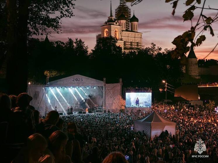 Сотрудники МЧС обеспечили безопасность граждан во время празднования Дня города Пскова