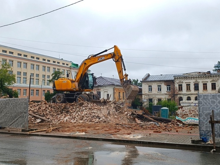 26-27 июля компания «Брусника» с помощью экскаватора произвела демонтаж старинных кирпичных зданий, расположенных в Литературном квартале в Екатеринбурге, рядом с комплексом объектов культурного наследия «Уральская золотосплавная химическая лаборатория»