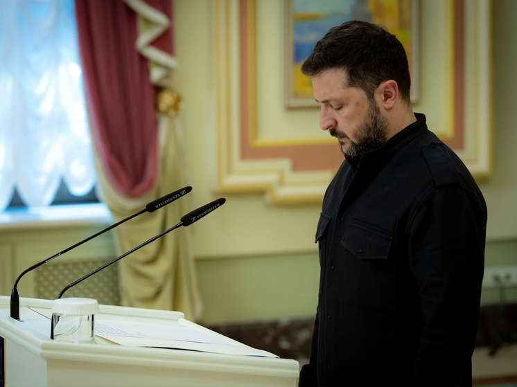 Зеленский, похоже, уже сам не рад, что поддался на уговоры Ермака и решил, рубанув сплеча, лишить независимости подконтрольные Западу антикоррупционные структуры на Украине — НАБУ и САП