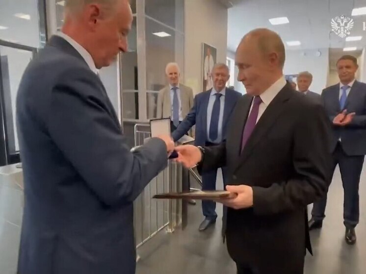 Президент Владимир Путин награжден медалью «За верность российскому флоту»