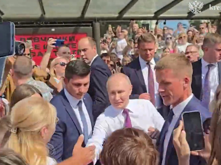Путин остановил кортеж, чтобы поздравить петербуржцев с Днем ВМФ