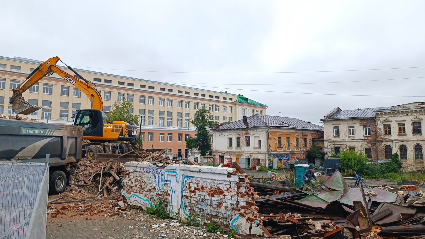 В Литературном квартале Екатеринбурга «Брусника» снесла три старинных здания