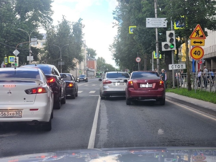 ДТП случилось на перекрестке Октябрьского проспекта и улицы Некрасова в Пскове