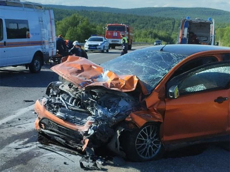 Пять человек пострадали при лобовом столкновении двух автомобилей в Кольском районе