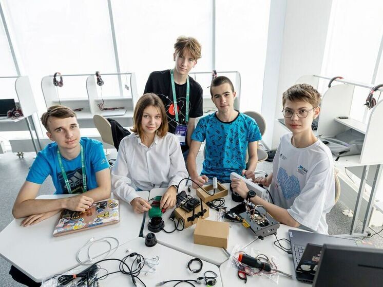 Старшеклассник из Осетии работает над созданием колесного робота