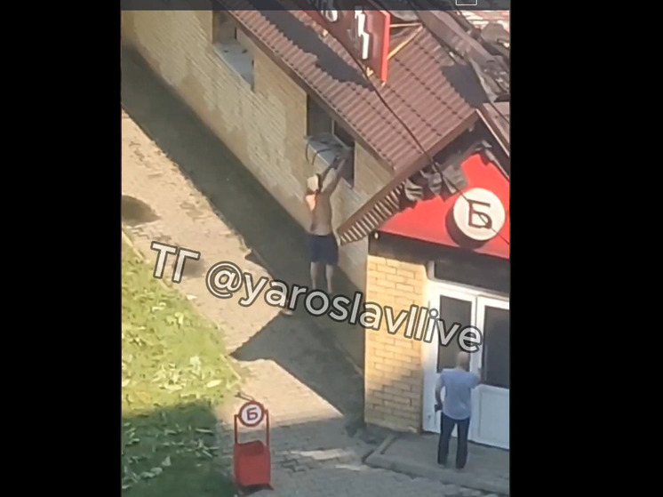 В Ярославле жители Брагино вторые сутки подряд «мародерят» сгоревший алкомаркет