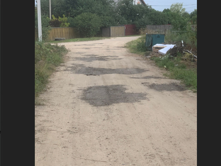В Ярославской области дыры в грунтовой дороге залатали асфальтом