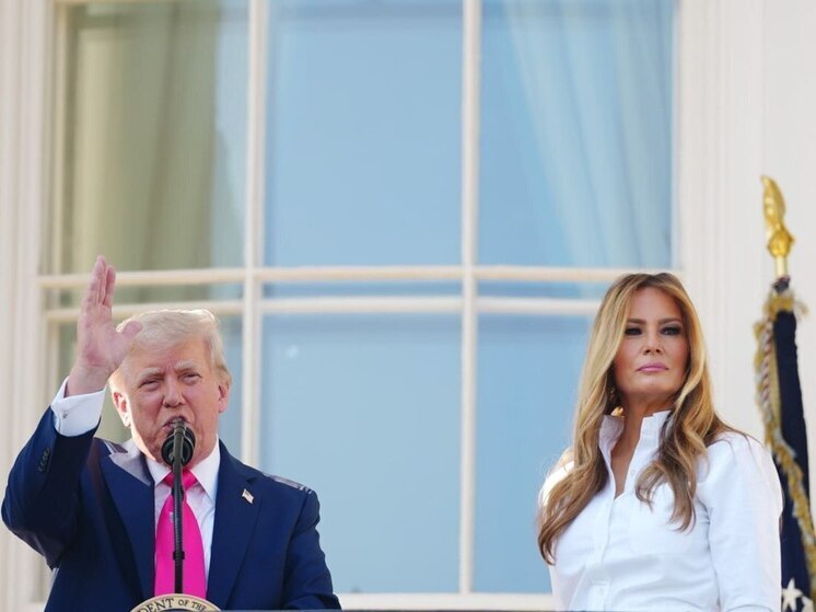 El Periodico: Мелания Трамп игнорирует мужа и свой статус Первой леди США