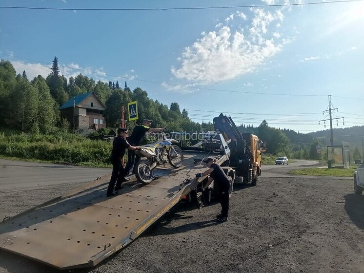 В Таштагольском районе Кузбасса сотрудники ГИБДД остановили несовершеннолетних водителей мототранспорта
