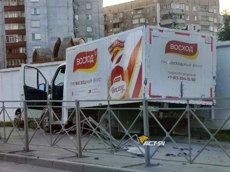 Водитель грузовика пробил ограждения и вылетел на тротуар в Новосибирске