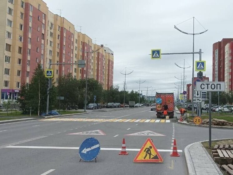 Новый пешеходный переход со светофором обустроили на Подшибякина в Новом Уренгое