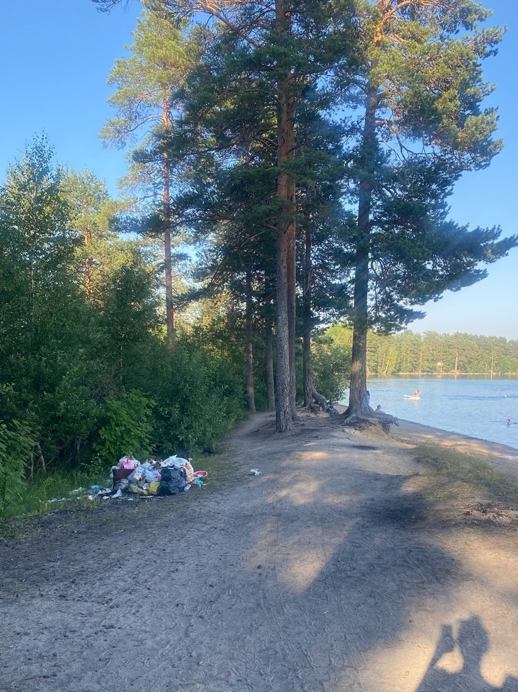 Лососинное утопает в мусоре
