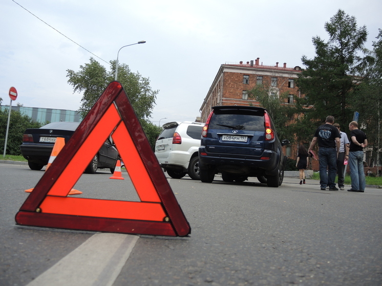 В Иркутске пьяный стритрейсер разнес семь автомобилей во дворе ЖК
