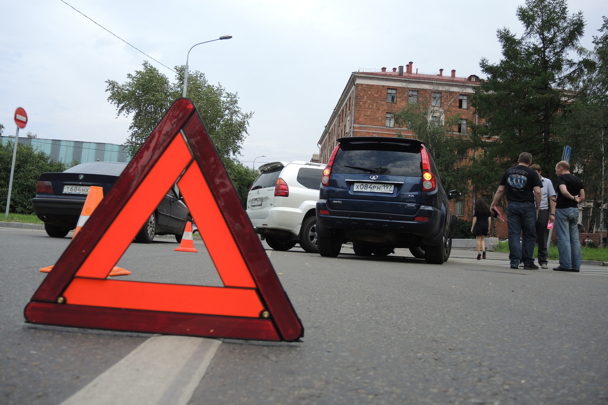 В Иркутске пьяный стритрейсер разнес семь автомобилей во дворе ЖК