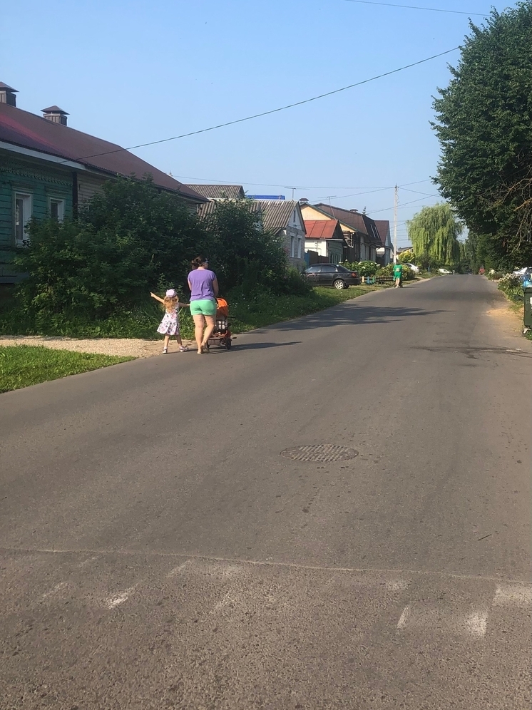 В Орле дети рискуют жизнью, передвигаясь по улице Энгельса