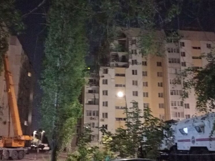 Ночью у взорвавшегося дома в Саратове дежурит полиция, работает штаб