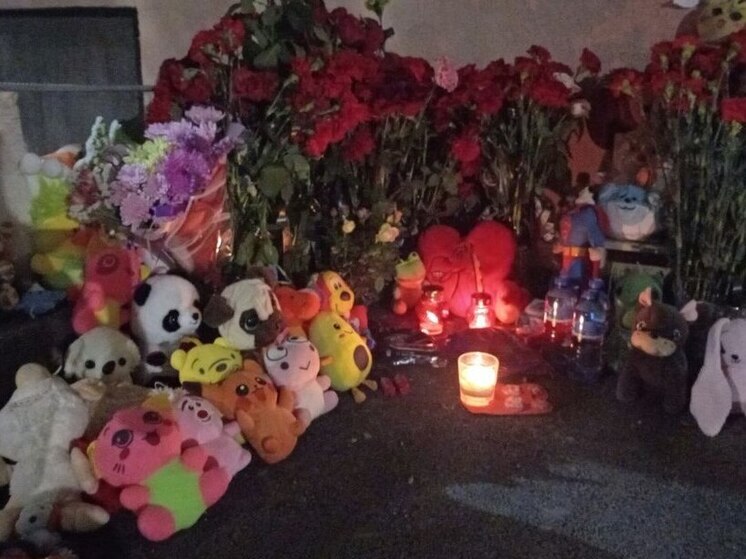 В Саратове появился стихийный мемориал в память о жертвах взрыва газа в жилом доме