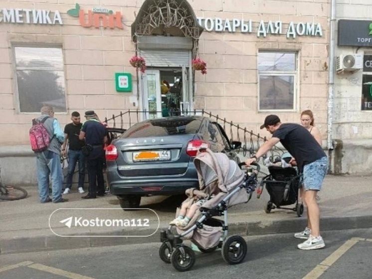 Костромские ДТП: «Лада Гранта» вылетела на автобусную остановку