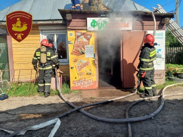 Костромские спасатели отстояли от огня магазинчик в Макарьеве