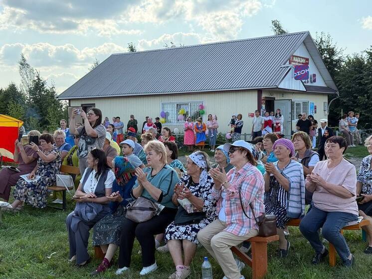 Автоклуб, сцена и звезды: в Верхнем Девлизерове прошёл День деревни
