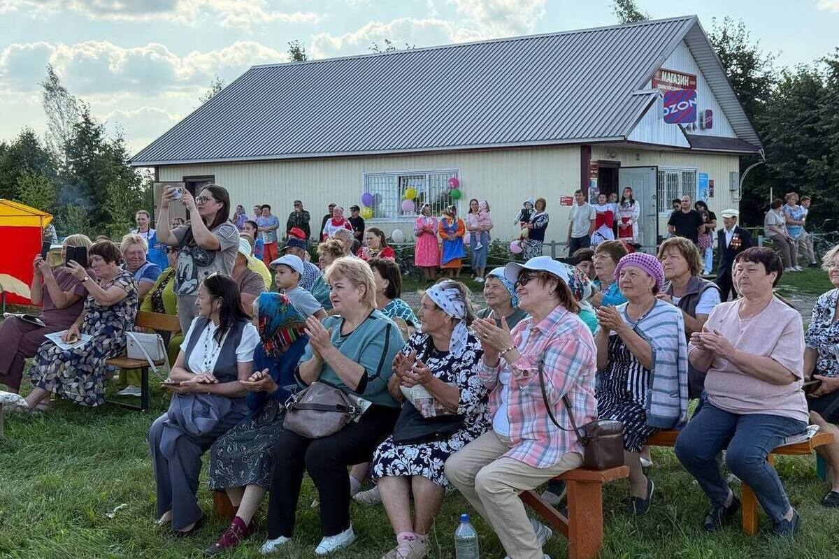 Автоклуб, сцена и звезды: в Верхнем Девлизерове прошёл День деревни