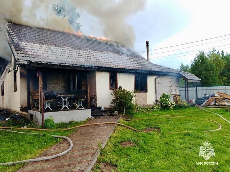 Двое несовершеннолетних подростков пострадали при пожаре в Псковском округе