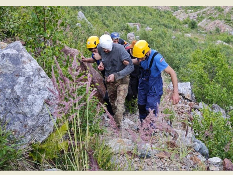 В Домбае спасли туриста из Ставрополя, упавшего в снежную трещину