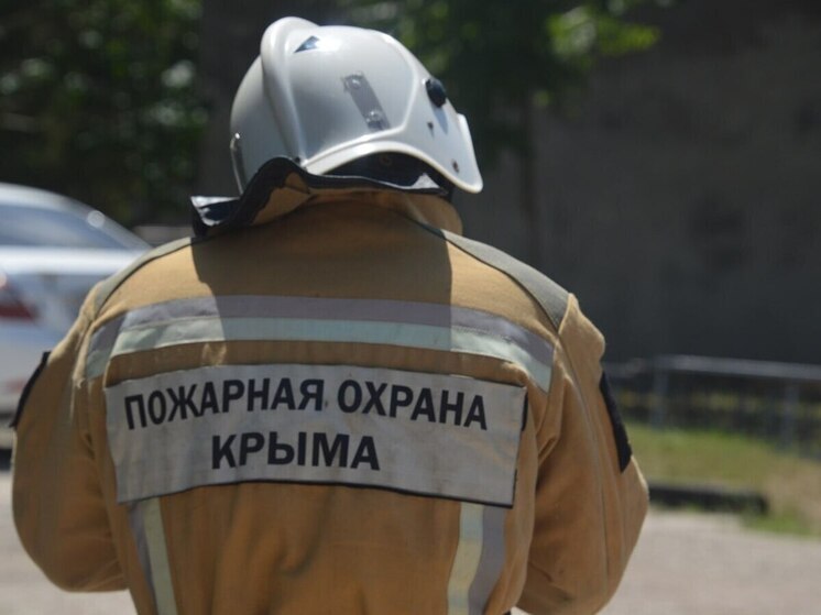 В Симферопольском районе горит четыре гектара сухой травы