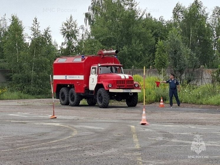 В Брянске прошли соревнования МЧС по скоростному маневрированию