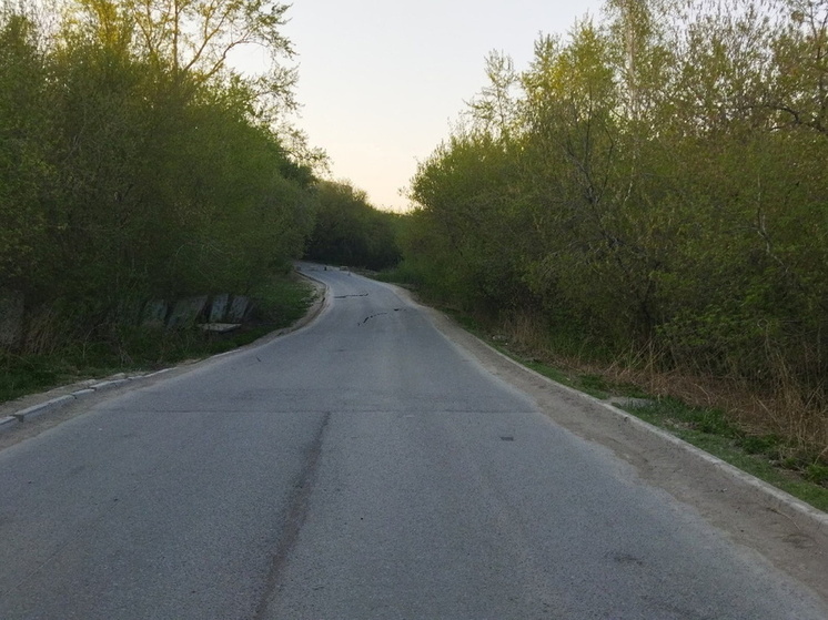 В Омске начали укладывать асфальт на одной из самых протяжённых улиц частного сектора