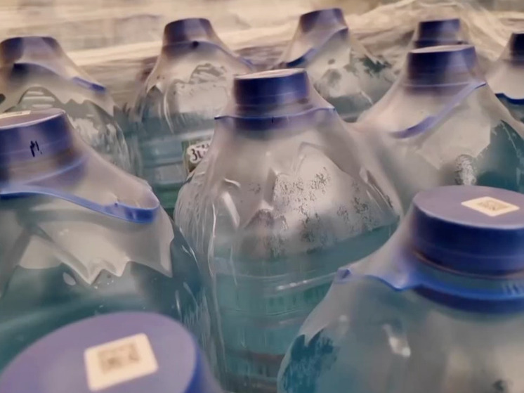 Москва отправила крупную партию питьевой воды в столицу ДНР, где наблюдается острая нехватка воды