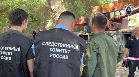 СК России по Астраханской области выясняют обстоятельства обрушения подъезда многоквартирного жилого дома: видео