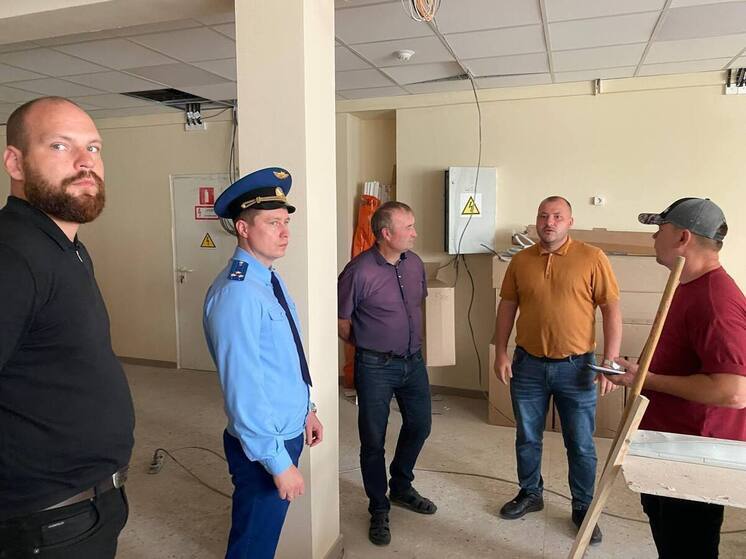 Районный прокурор проверил строительство школы № 33 в Томске